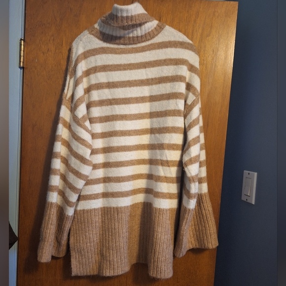 L Buffalo David Bitton Oversized Sweater Tan White Stripes Turtleneck - Picture 4 of 4